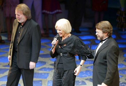 Ba trong số bốn thành viên ban đầu của ABBA (từ trái sang phải): Benny Anderson, Anne Frida Lynustad và Bjorn Ulvaeus trong một sự kiện ở London (Anh) ngày 6.4.2004.